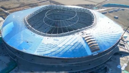 开云官网-鲁媒：黄河体育中心足球场迎来关键进展，“天空骨架”完成吊装